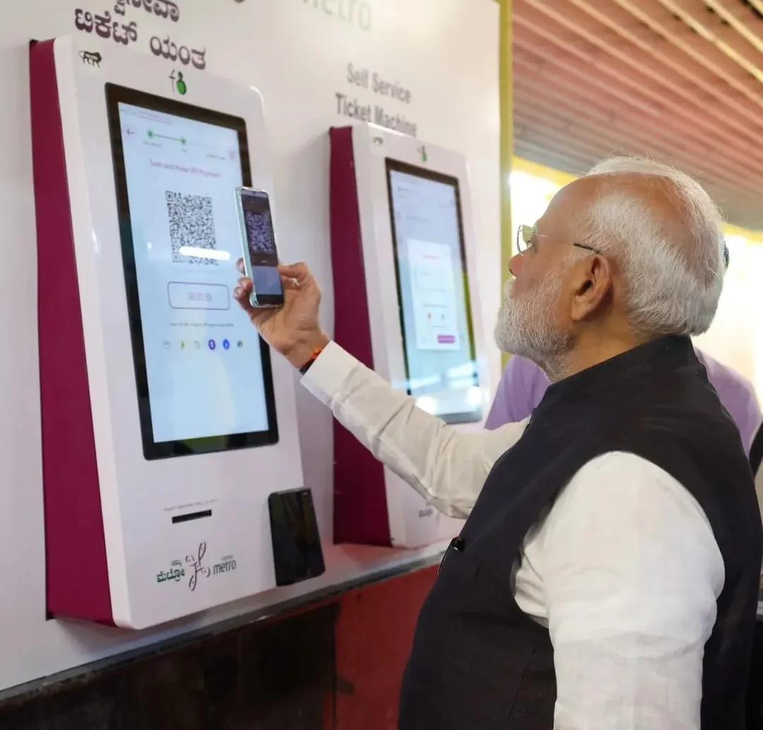 PM Modi at Frog8 TVM 2000 kiosk